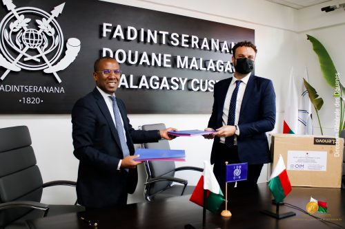 Remise officielle de dons par l'Organisation Internationale pour les Migrations (OIM)