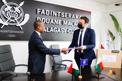 Remise officielle de dons par l'Organisation Internationale pour les Migrations (OIM)