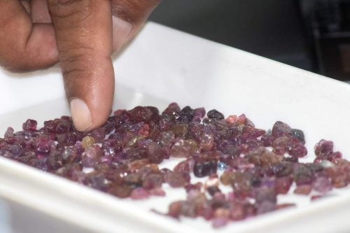 Plus de 56 kg de pierres précieuses ont été saisies par la douane à Mamory Ivato