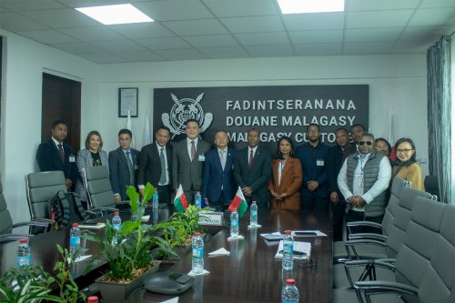 Affaire de trafic des lémuriens et tortues - Coopération Transnationale : Le DSI et la Douane Malagasy unissent leurs Force