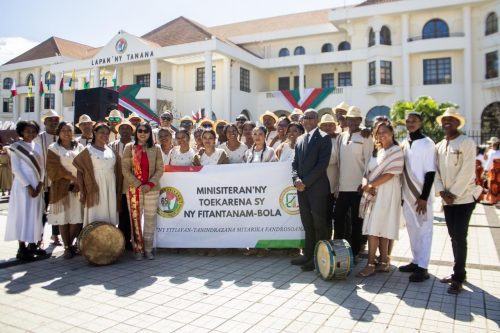La Douane Malagasy portant fièrement le flambeau du Ministère de l’Economie et des Finances et les couleurs de la région Analamanga