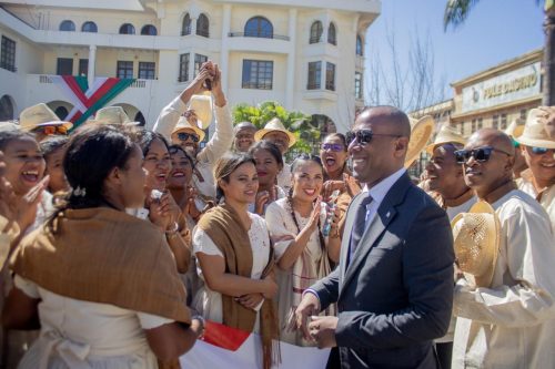La Douane Malagasy portant fièrement le flambeau du Ministère de l’Economie et des Finances et les couleurs de la région Analamanga