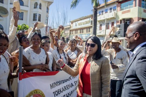La Douane Malagasy portant fièrement le flambeau du Ministère de l’Economie et des Finances et les couleurs de la région Analamanga