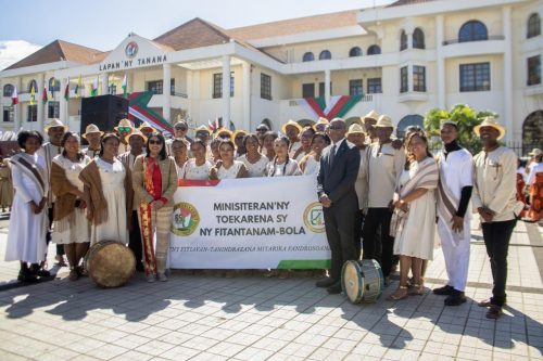 La Douane Malagasy portant fièrement le flambeau du Ministère de l’Economie et des Finances et les couleurs de la région Analamanga