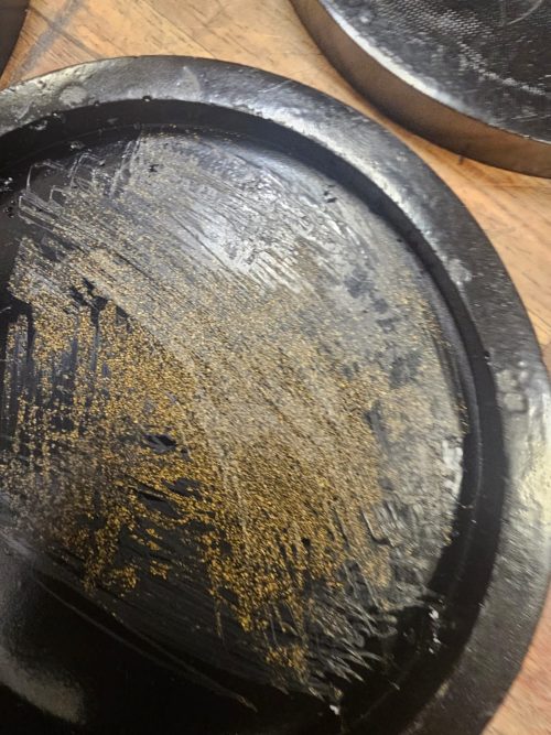 Aéroport d’Ivato : La Douane Malagasy intercepte de la poudre d’or dissimulée dans des assiettes en plastique