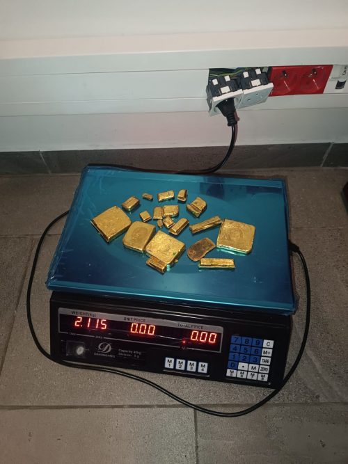 Contrebande d’or : un atelier de fonte démantelé après perquisition, 20 lingots saisis, deux suspects recherchés