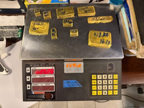 5,16 kg d’or et un lémurien saisis par la Douane Malagasy à l’aéroport international d’Ivato